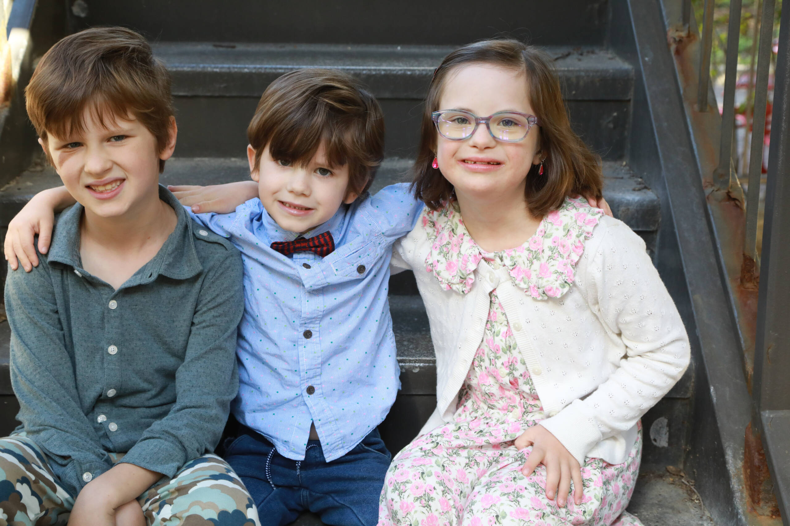 AX2A9710 young girl sitting between two boys (Her brothers)