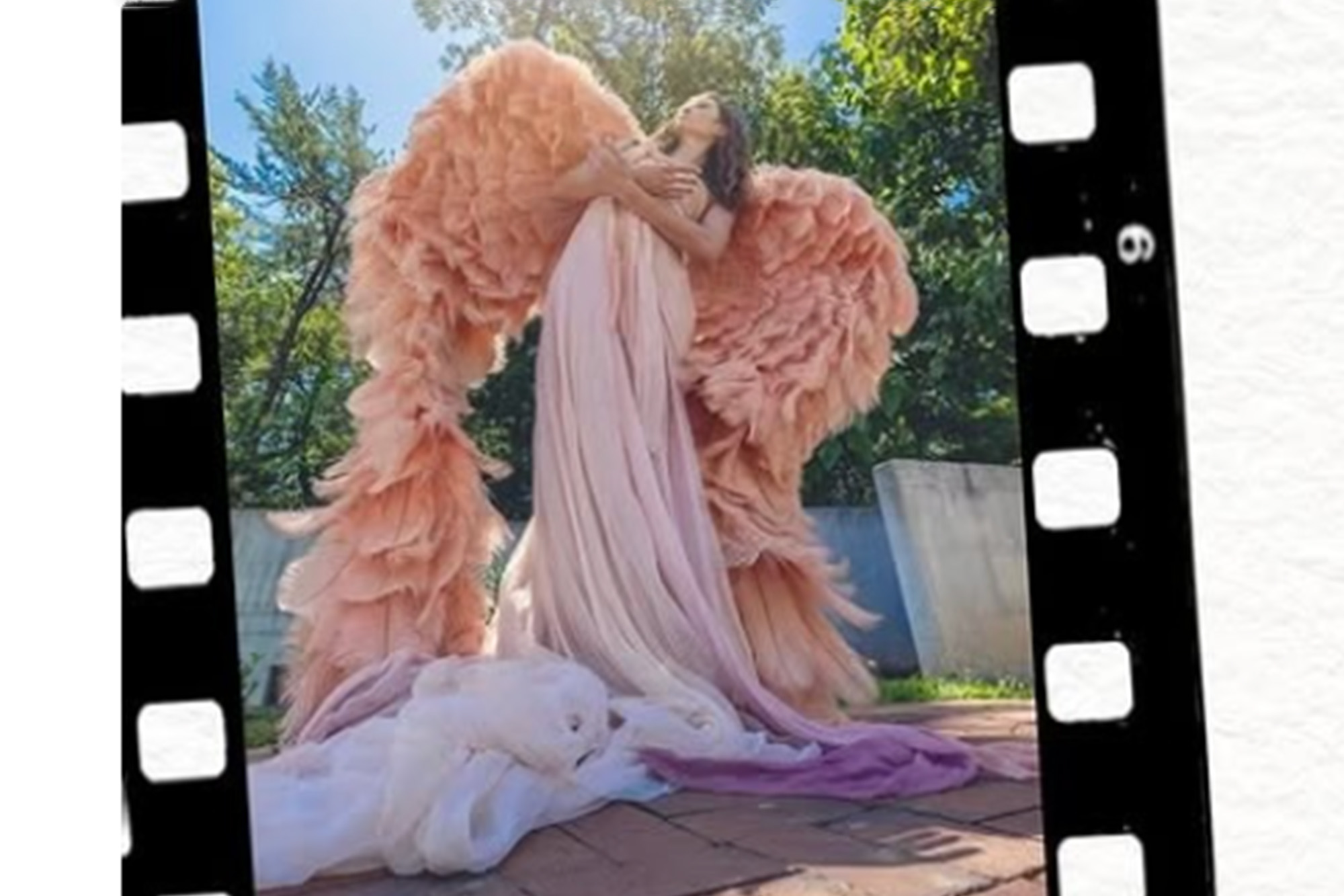 A woman dresed as an angel with wings.